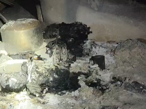 दोनों इसी जगह पर गद्दे डालकर सोए थे, अगले दिन सिर्फ अवशेष मिला।