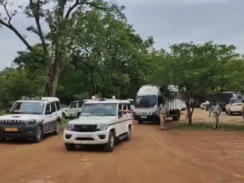 रायपुर पुलिस ने मंगलवार को 30 बांग्लादेशी नागरिकों को रायपुर एयरपोर्ट से फ्लाइट के जरिए गुवाहटी भेजा। - Dainik Bhaskar