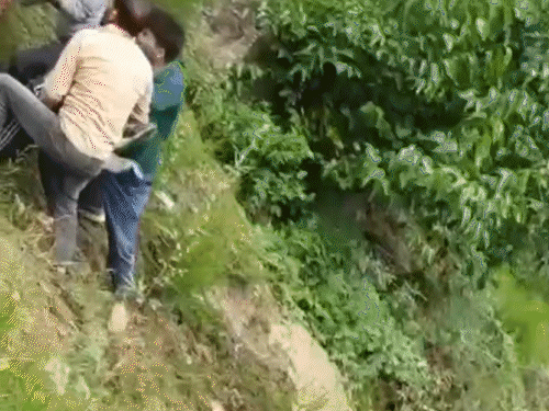 स्थानीय लोग मौके पर पहुंचे और घायलों को रेस्क्यू किया।