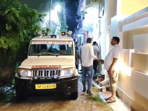 निधन की खबर पर ब्रह्मादीन के घर शोक संवेदना जताने उनके जानने वाले पहुंचे।