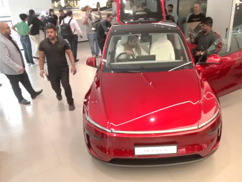 टेस्ला मॉडल Y के फ्रंट में कनेक्टेड LED DRL's और टॉप में पैनोरमिक ग्लास रूफ दी गई है।