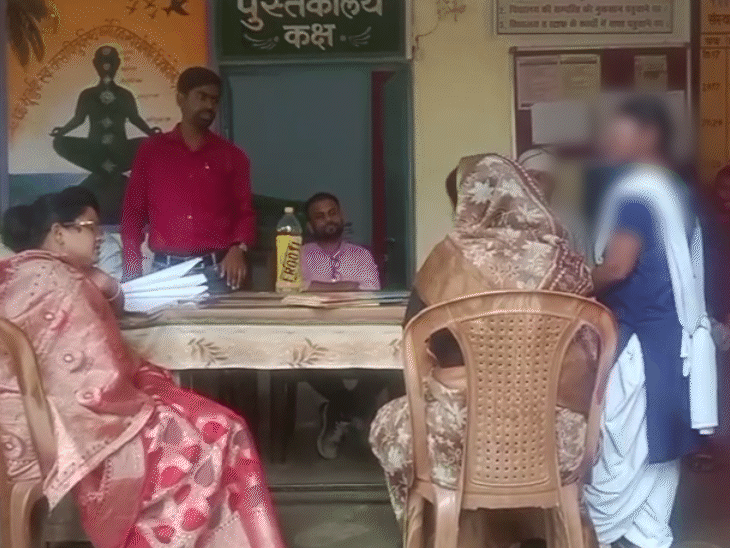 The girl's mother took her to school with VHP and Bajrang Dal workers.