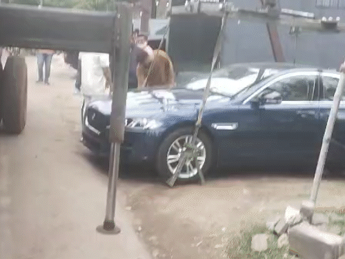पुलिस ने हिस्ट्रीशीटर तोमर बंधुओं से लग्जरी गाड़ी को जब्त किया था।