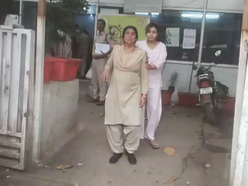 पुरानी बस्ती पुलिस हिस्ट्रीशीटर रोहित सिंह तोमर की पत्नी भावना को ले जाते हुए।