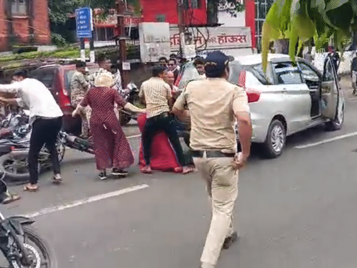 युवती को कार में जबरन बैठाने की कोशिश की गई।