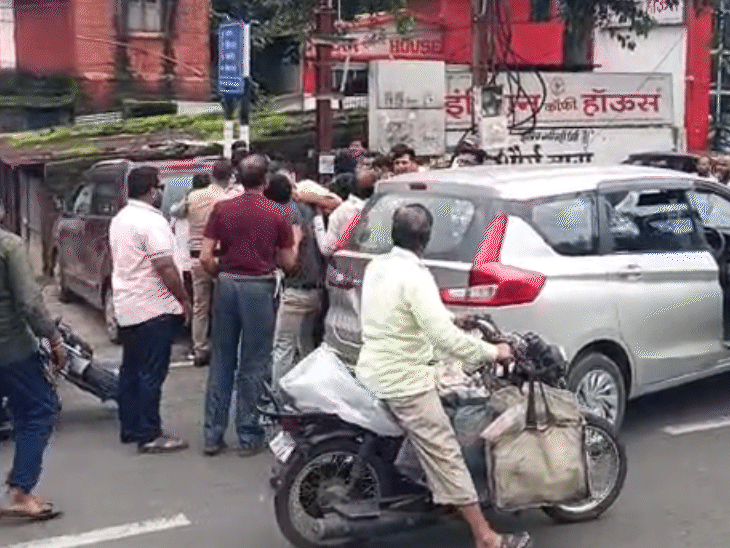 युवती ने मां और मामा पर मारपीट-अपहरण का आरोप लगाया।