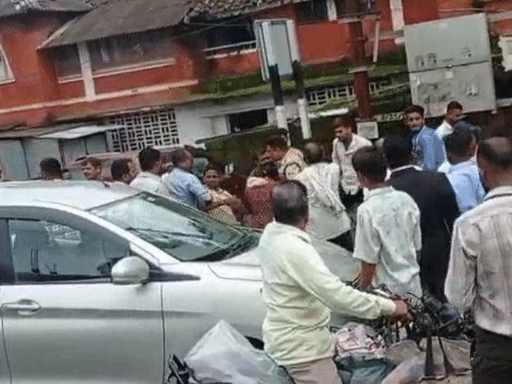 पुलिस कंट्रोल रूम के सामने युवती के अपहरण की कोशिश की गई।