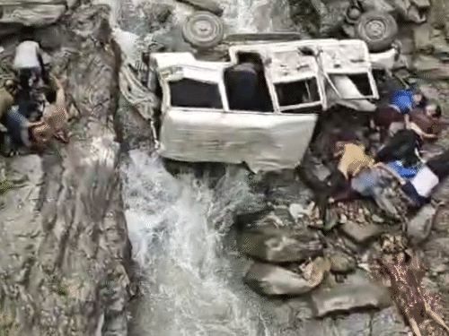 उत्तराखंड के पिथौरागढ़ में बड़ा हादसा, 150 मीटर गहरी खाई में टैक्सी गिरने से आठ लोगों की मौत