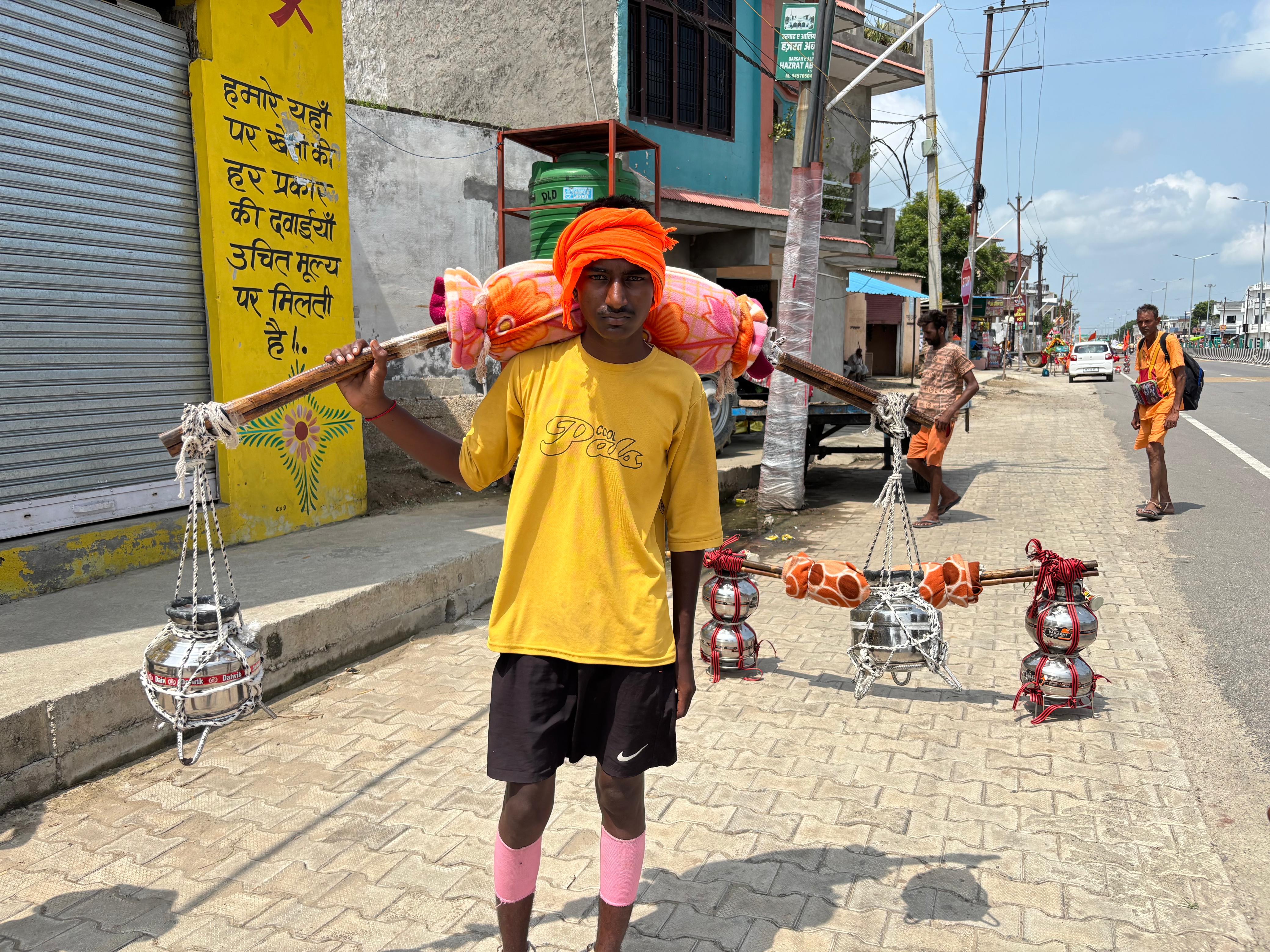 हरियाणा के रहने वाले अंकित गंगाजल से गायों का जलाभिषेक करेंगे।