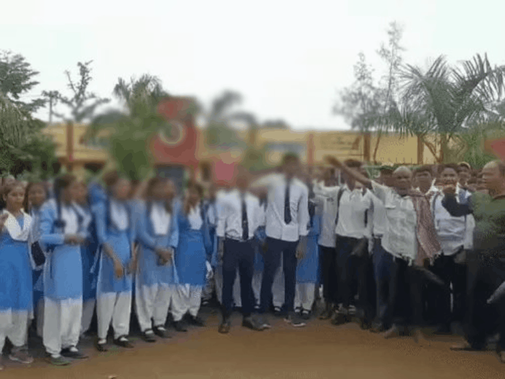 छात्राओं और उनके परिजनों ने स्कूल में ताला जड़कर प्रदर्शन किया था, जिसके बाद प्रशासन के अधिकारी मौके पर पहुंचे थे।