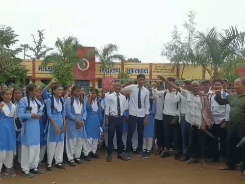 छात्राओं और उनके परिजनों ने 5 जुलाई को स्कूल में ताला लगा दिया और प्रदर्शन किया।