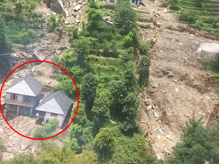 2 houses of little Nitika were one old, while the other was new. After seeing the water flowing towards these houses, Nitika's parents and grandmother came out of the house at night. After this, all three were swept away in floods.