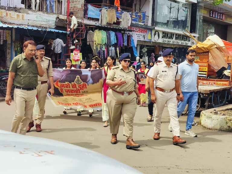 पुलिस की मौजूदगी में रैली शहर के विभिन्न मार्गों से निकली।