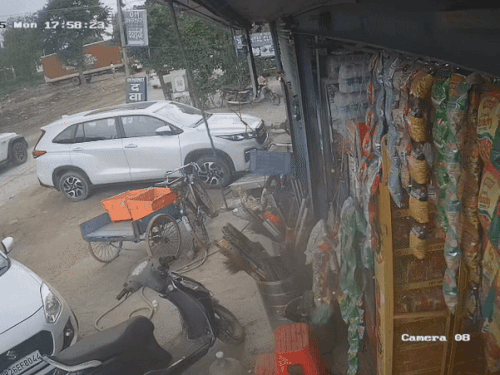 इस फुटेज में पंच गाड़ी थार को ओवरटेक करने की कोशिश करती हुई दिख रही है।