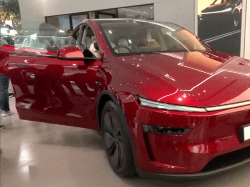 Tesla India LIVE | Tesla Mumbai Showroom Launch Photos Update; Bandra BKC - Model  Y Cars | भारत में लॉन्च हुई टेस्ला मॉडल Y की पहली तस्वीरें: अमेरिका से ₹28  लाख महंगी,