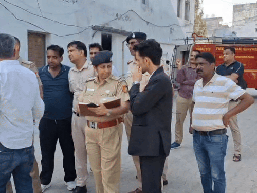 थाना पुलिस पूछताछ करती हुई। - Dainik Bhaskar