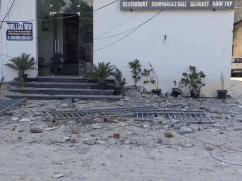 तीसरी मंजिल का हिस्सा टूट कर नीचे गिरा।