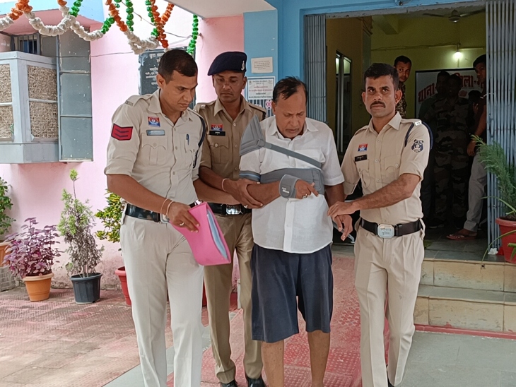 छुरा पुलिस ने आरोपी प्रिंसिपल को गिरफ्तार किया है। ये तस्वीर प्रिंसिपल गोपेश्वर वर्मा की है।