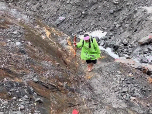 श्रीखंड महादेव की यात्रा नंगे पांव करते हुए ईशानी ठाकुर
