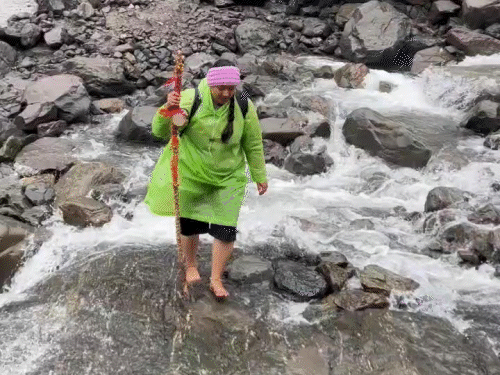 श्रीखंड महादेव यात्रा के दौरान नंगे पांव नाले को पार करते हुए ईशानी ठाकुर