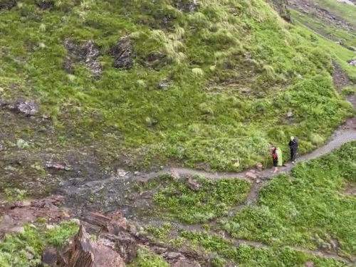 श्रीखंड यात्रा के दौरान संकरे रास्ते से होकर आगे बढ़ते हुए ईशानी ठाकुर