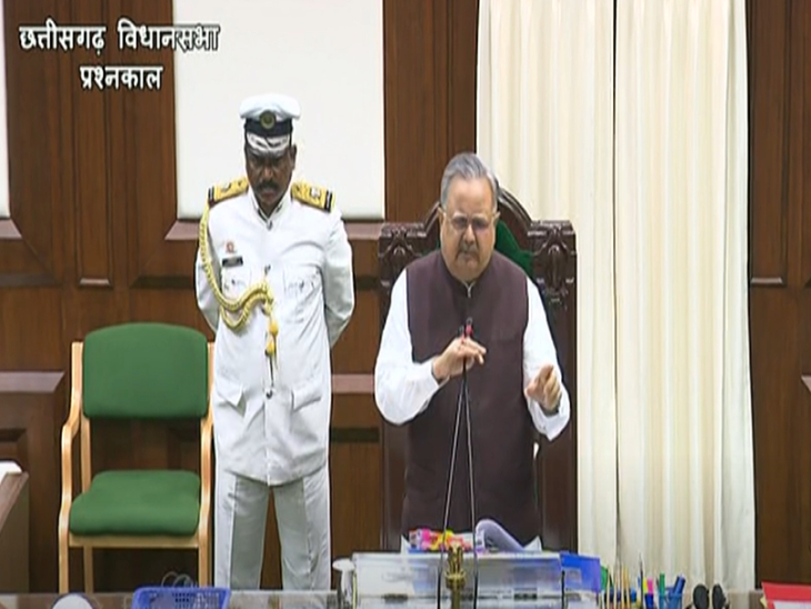 हंगामे के दौरान स्पीकर डॉ रमन सिंह पक्ष और विपक्ष के सदस्यों को शांत कराते हुए।