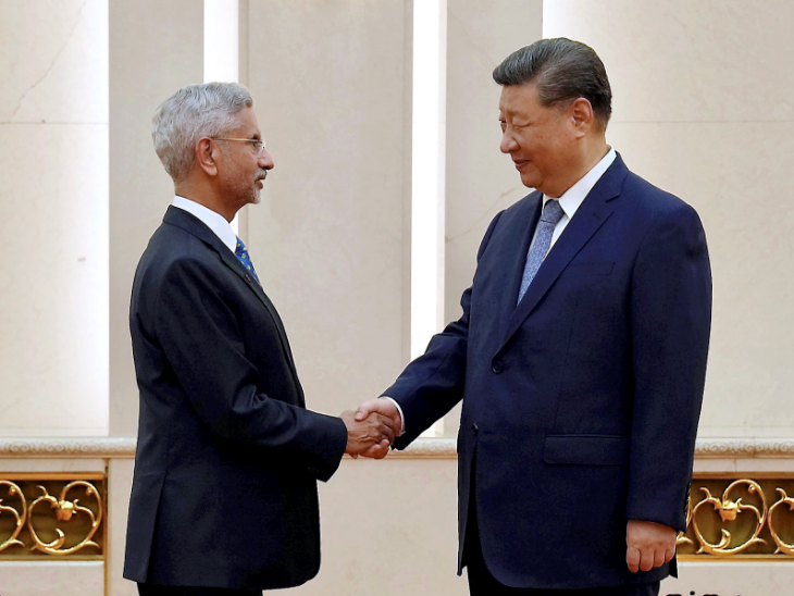 The Indian Foreign Minister shared a picture of a meeting with Xi Jinping on the social media site X on Tuesday morning. - Dainik Bhaskar