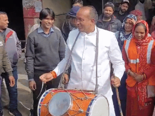 पिछले सर्वेक्षण में भोपाल पांचवें नंबर पर था। इससे निगम अध्यक्ष किशन सूर्यवंशी और सफाई कर्मियों ने कुछ इस तरह से जश्न मनाया था।