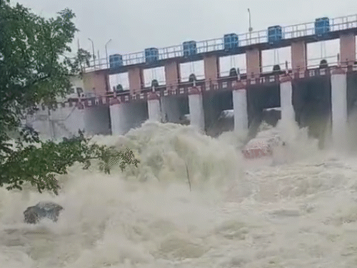 ललितपुर में माताकुंडी बांध के 18 गेट खोलकर पानी की निकासी की जा रही है।