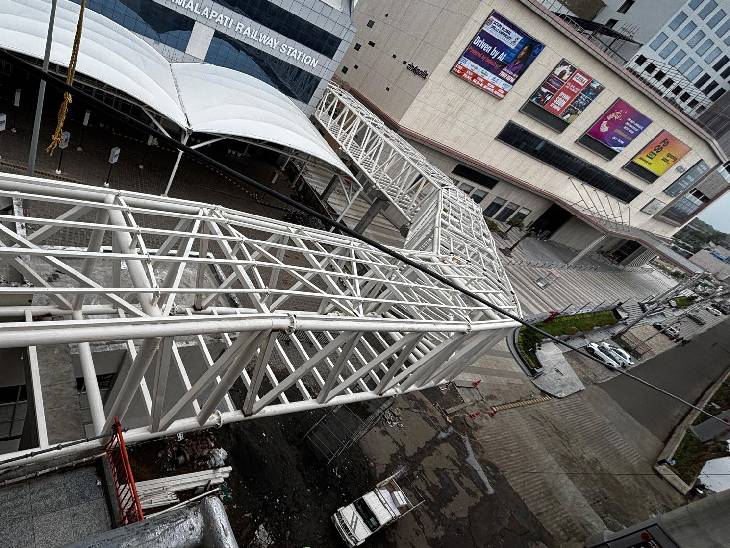 रानी कमलापति रेलवे स्टेशन को मेट्रो स्टेशन से कुछ इस तरह से जोड़ा गया है।