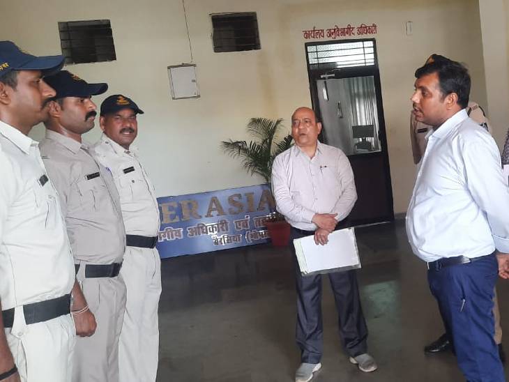 बैरसिया तहसील में बने कंट्रोल रूम का निरीक्षण करते कलेक्टर कौशलेंद्र विक्रम सिंह। पास में बैरसिया एसडीएम आशुतोष शर्मा।
