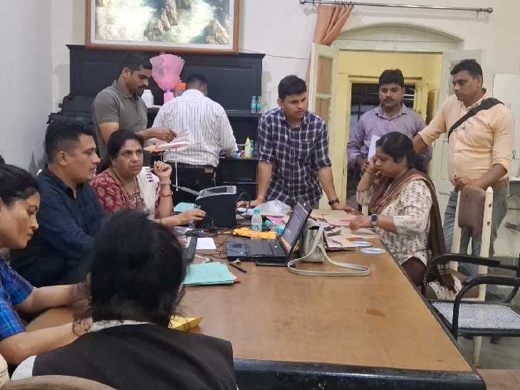 जबलपुर लोकायुक्त की टीम कार्रवाई की है।