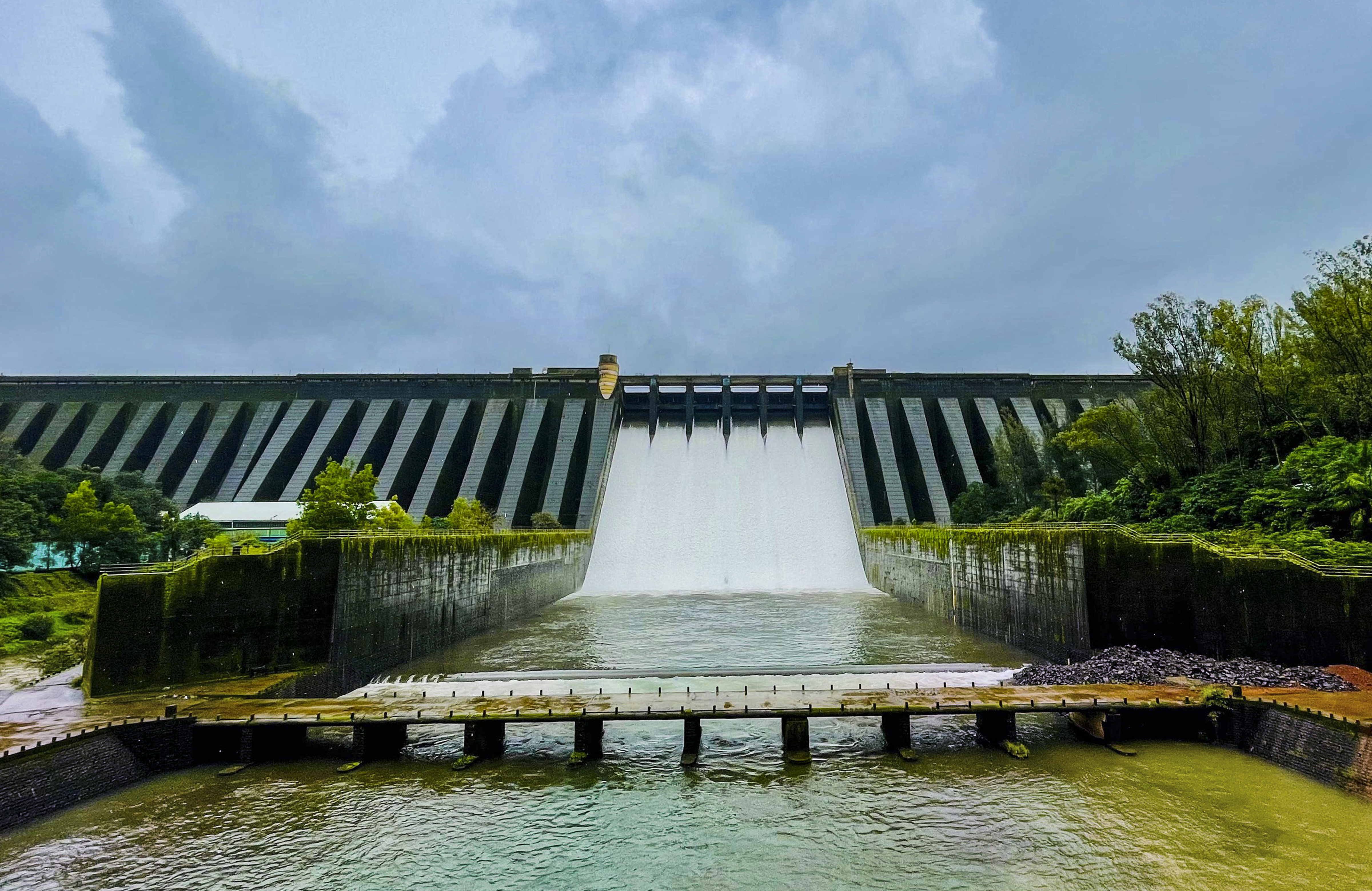 6 gates of Koyna Dam have been opened in Satara, Maharashtra. Heavy rains continue here.