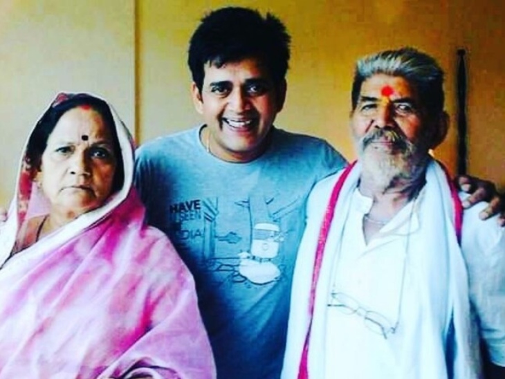 रवी किशन यांचे वडील पंडित शिवप्रसाद शुक्ला यांचे २०२० मध्ये निधन झाले.