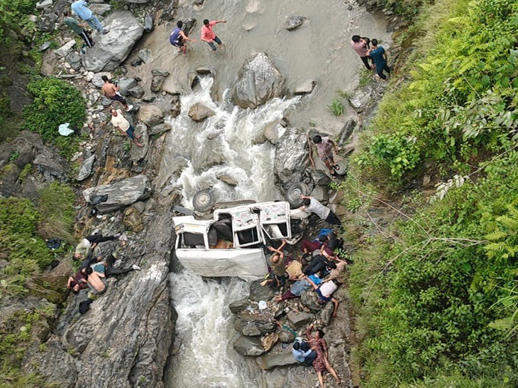 Horrible road accident in Pithoragarh | उत्तराखंड में भीषण हादसा, 8 की मौत:  पिथौरागढ़ में 150 मीटर गहरी खाई में गिरी टैक्सी, 13 लोग सवार थे, रेस्क्यू  जारी - Dehradun ...