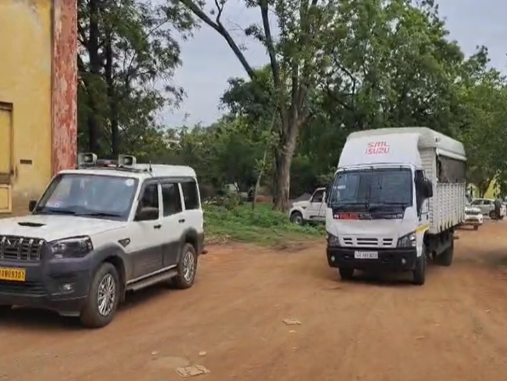 बांग्लादेशी नागरिकों को पुलिस लाइन से रायपुर पुलिस एयरपोर्ट ले गई।