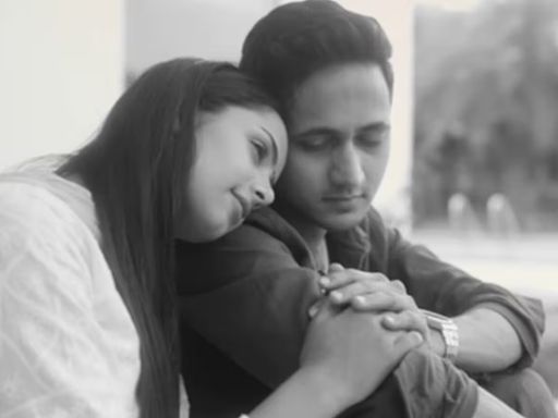 यह शूटिंग के दौरान का फोटो है, जिसमें इनामुल के कंधे पर राधिका ने सिर रखा है। सोर्स-LLF