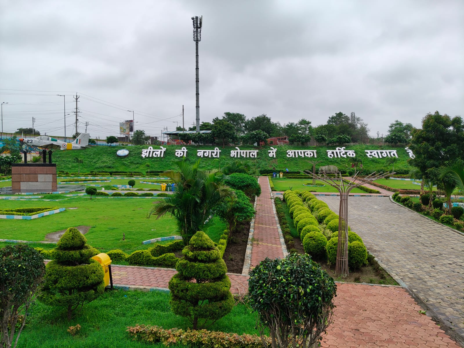 भोपाल स्वच्छता में टॉप 3 साफ शहरों में शामिल है।