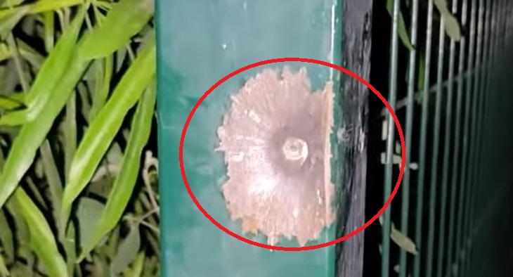 घटनास्थल पर जाली के फ्रेम पर दिखाई दे रहा गोली का निशान।