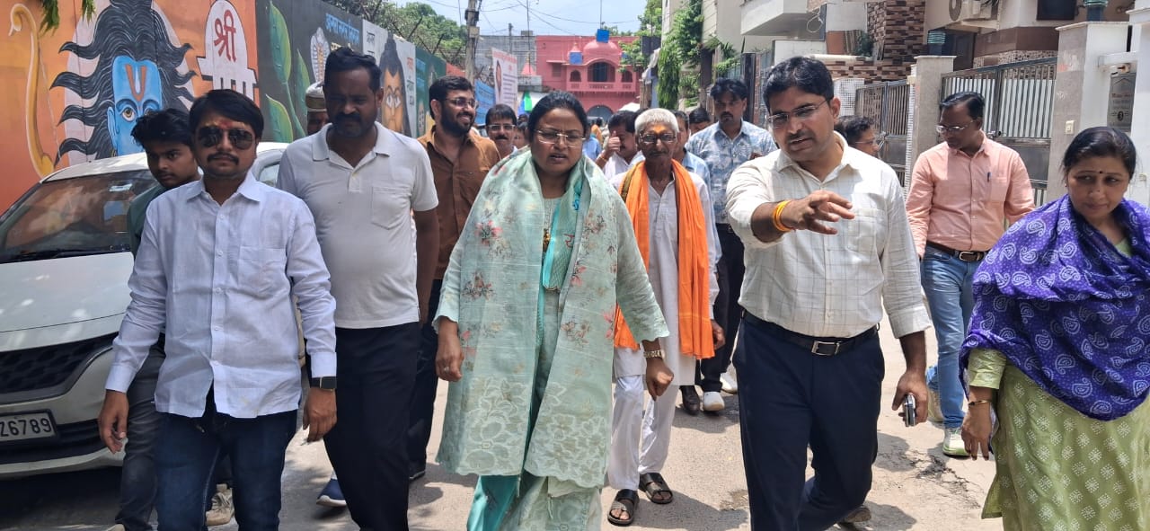 बल्केश्वर मेला क्षेत्र में महादेव मंदिर के सामने दौरा करतीं महापौर हेमलता दिवाकर, नगर आयुक्त अंकित खंडेलवाल, पार्षद हरिओम बाबा एवं अन्य