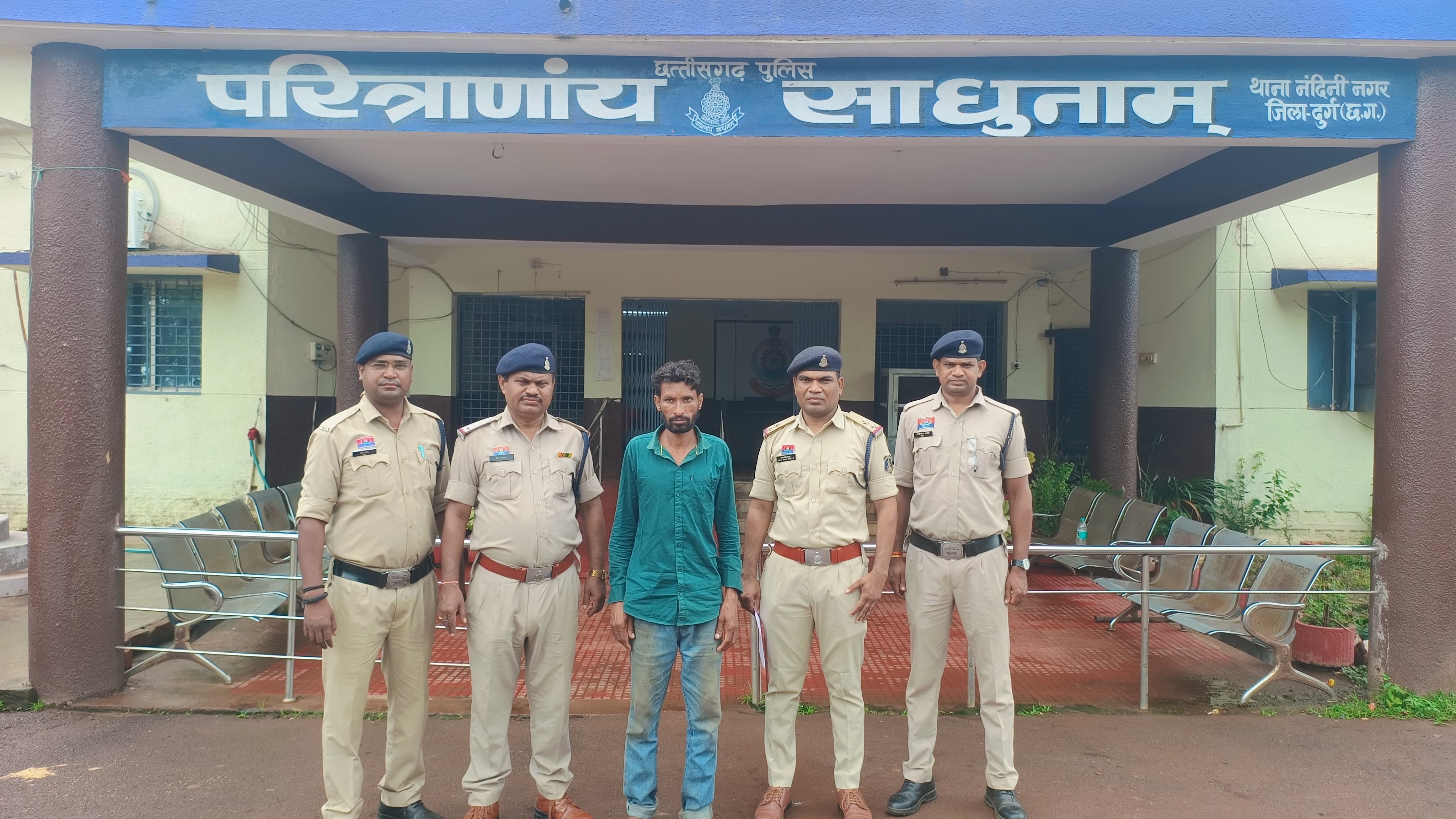 हत्या का आरोपी दीपक को पुलिस ने गिरफ्तार किया।