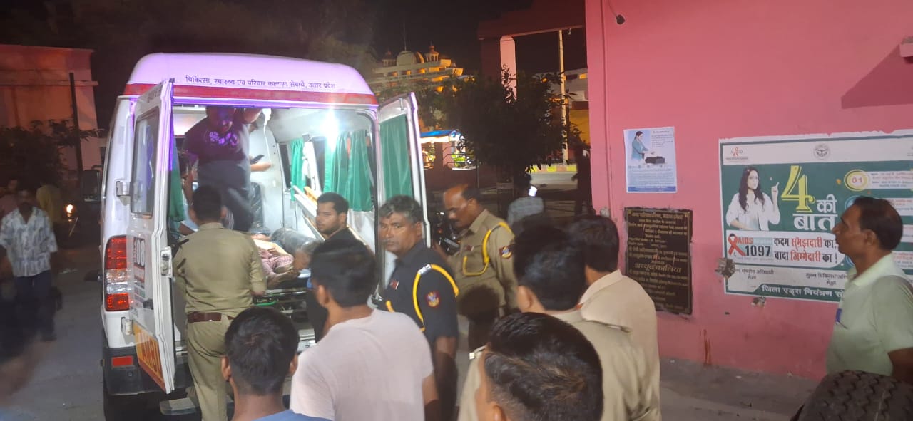 घायल को इलाज के लिए लेकर जाते