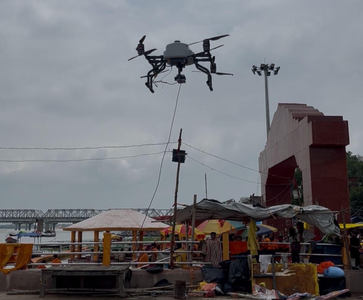 दशाश्वमेध घाट पर प्रशासन द्वारा ड्रोन से निगरानी