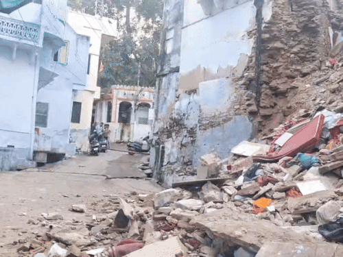 राजसमंद के कांकरोली के धोरा मोहल्ला में मकान ढह गया। हादसे में एक व्यक्ति की मौत हो गई