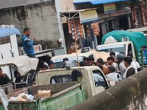 विवाद की सूचना पर अस्पताल के बाहर जुटी लोगों की भीड़, पुलिस ने संभाली स्थिति"