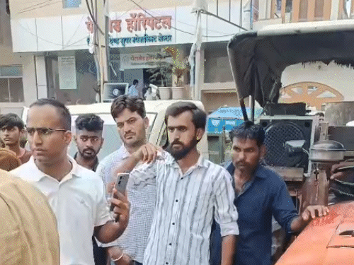 गेटवेल हॉस्पिटल के बाहर अपनी गाड़ियों के साथ प्रदर्शन करते ऑटो टिपर चालक