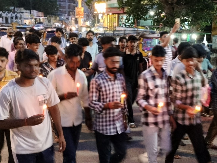 कैंडल मार्च निकालते हुए छात्र।