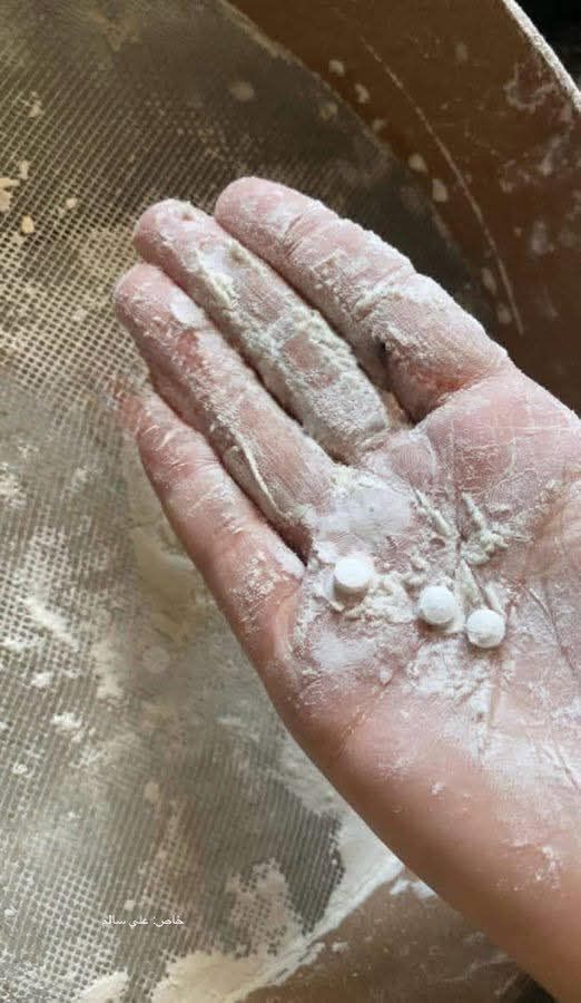 आटे की बोरियों से मिली ऑक्सीकोडोन गोलियों की तस्वीर।
