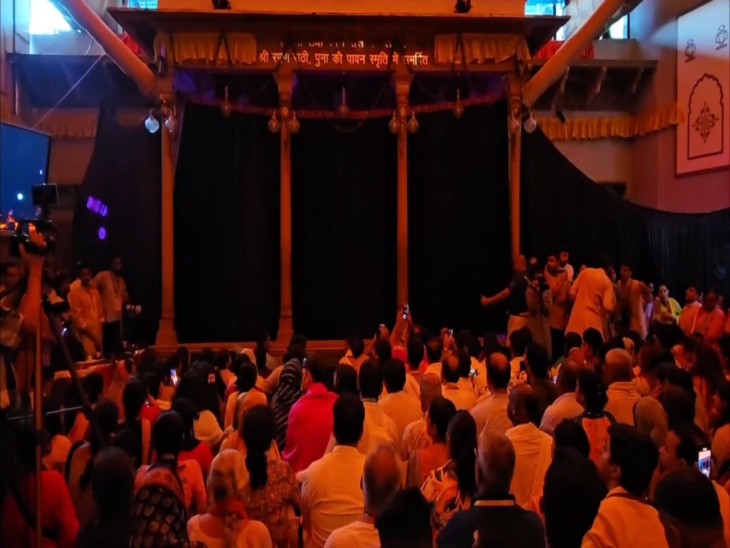 सांसद हेमा मालिनी की प्रस्तुति देखने के लिए हजारों श्रद्धालुओं की भीड़ उमड़ी।