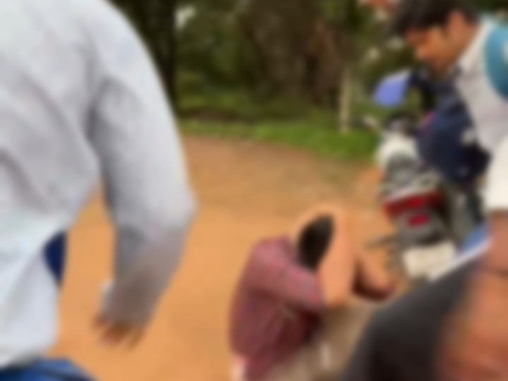 छात्रों ने मिलकर 10वीं के छात्र की पिटाई की